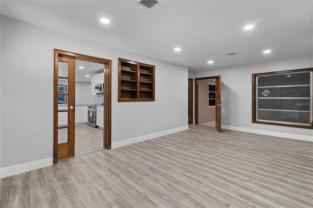 unfurnished room featuring light hardwood / wood-style flooring