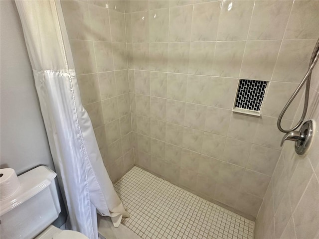 bathroom featuring a shower with curtain and toilet