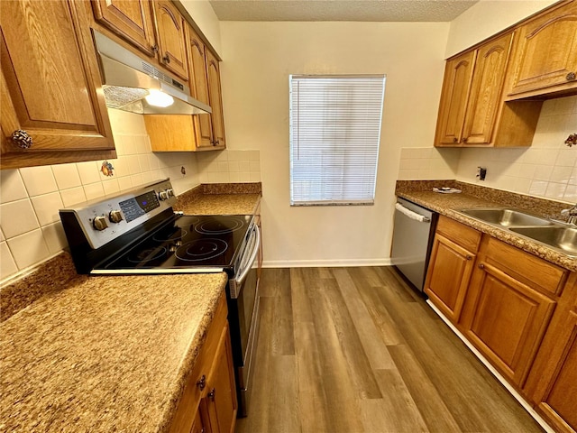 kitchen with backsplash, stainless steel appliances, dark hardwood / wood-style flooring, and sink