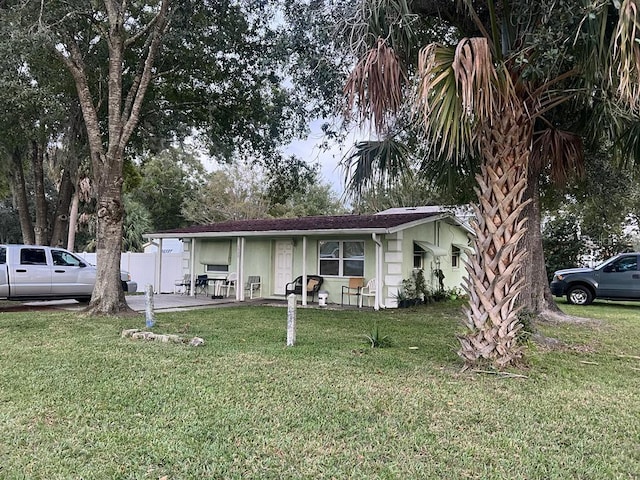 manufactured / mobile home with a front yard