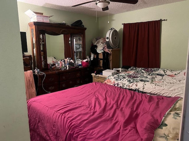 bedroom featuring ceiling fan and a textured ceiling