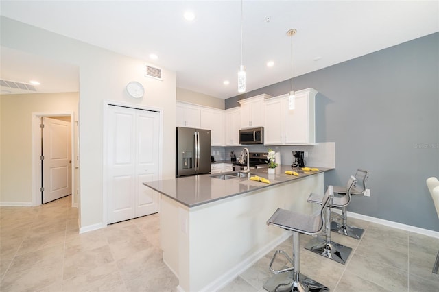 kitchen with stainless steel appliances, sink, kitchen peninsula, backsplash, and light tile patterned floors