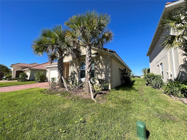 view of front facade featuring a garage and a front yard