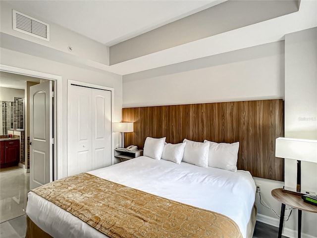 bedroom featuring baseboards, visible vents, and a closet