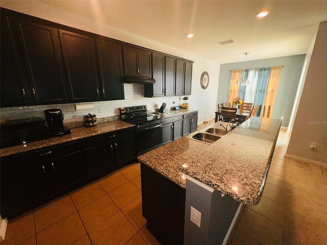 kitchen featuring visible vents, a sink, electric stove, under cabinet range hood, and tasteful backsplash