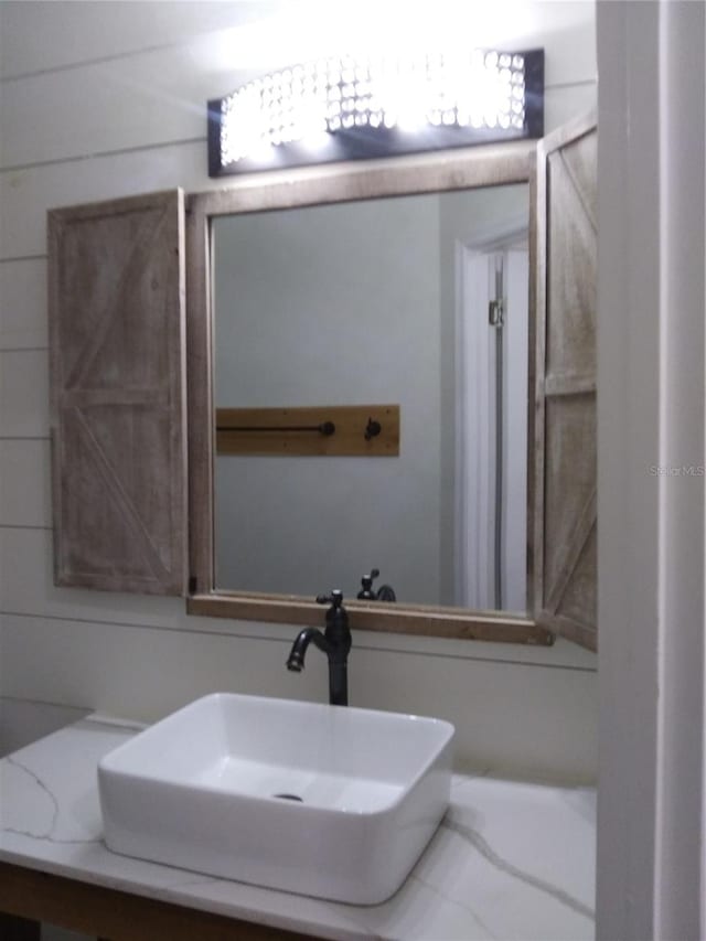 bathroom featuring sink