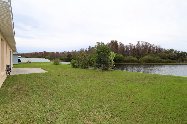 view of yard featuring a water view