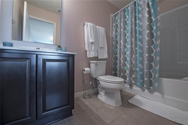 3171 Tocoa Cir, Kissimmee, FL 34746 - full bath featuring tile patterned floors, toilet, shower / bath combo, baseboards, and vanity