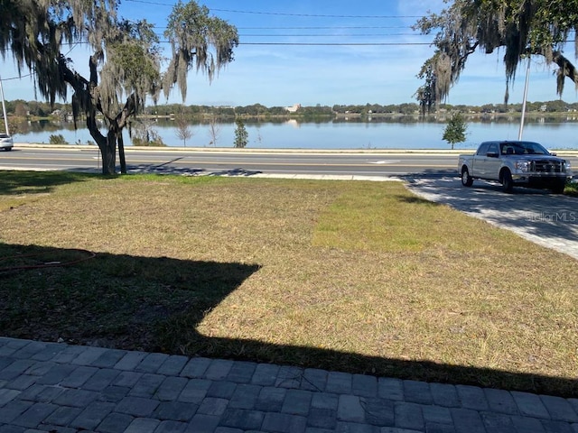 view of yard featuring a water view