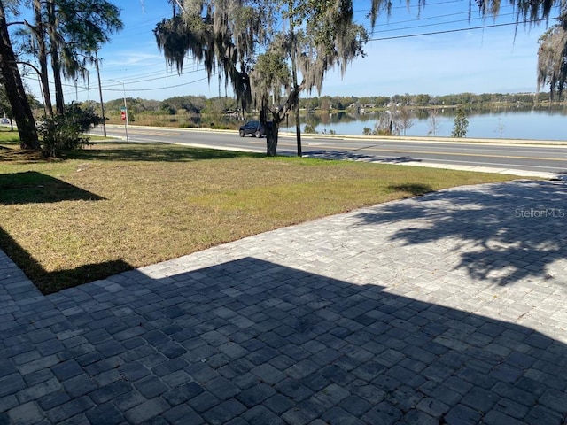 view of yard featuring a water view