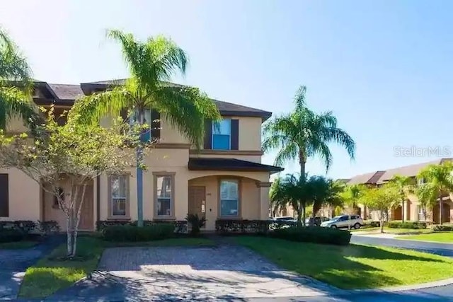 view of front of house featuring a front lawn