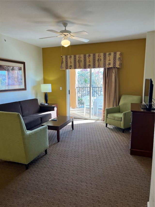 carpeted living room featuring ceiling fan