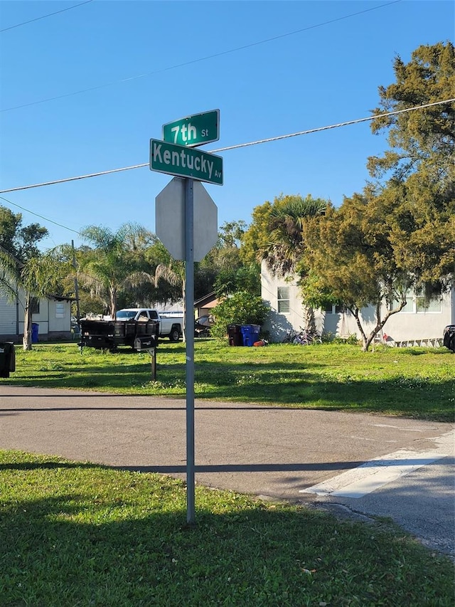 community sign featuring a yard