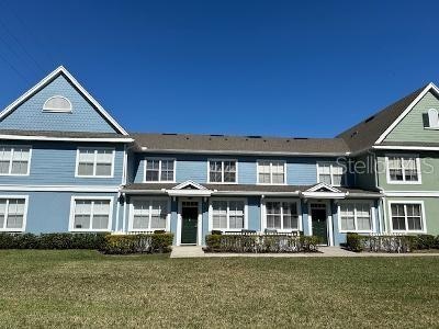 view of front of house featuring a front lawn