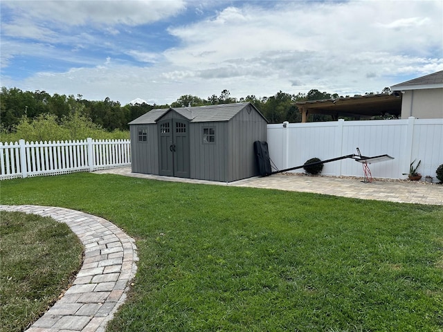 view of yard featuring a storage shed