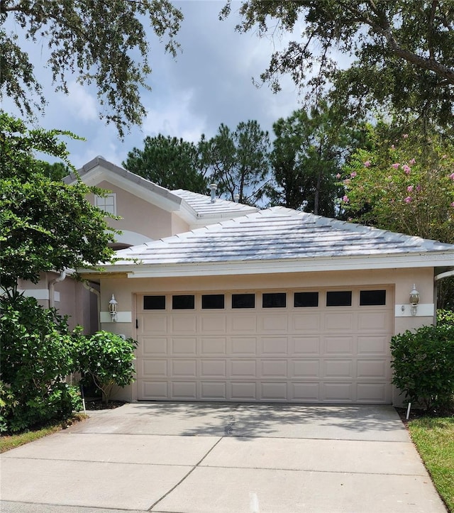 view of front facade featuring a garage