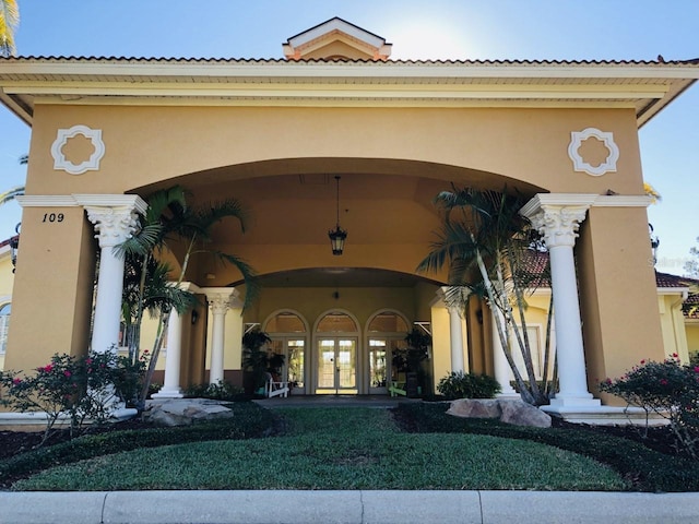 entrance to property featuring a yard