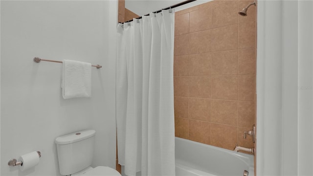 bathroom featuring toilet and shower / tub combo