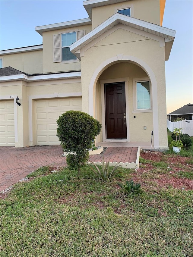 view of front facade featuring a garage