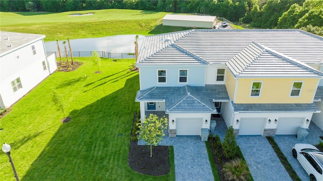 view of front of property featuring a front lawn and a garage