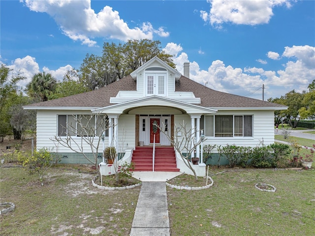 view of front of home with a front lawn