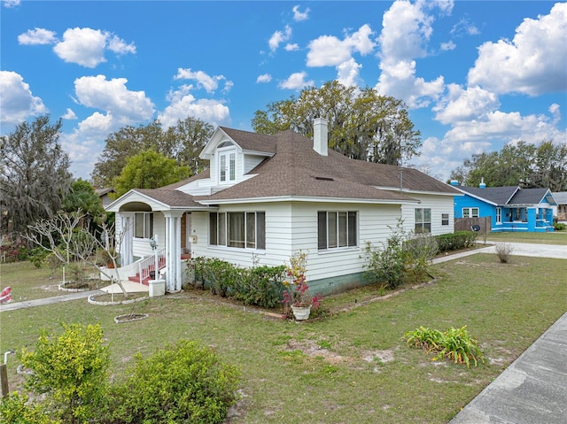 view of front of property featuring a front yard