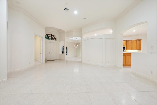 unfurnished room featuring arched walkways, ornamental molding, a chandelier, and visible vents