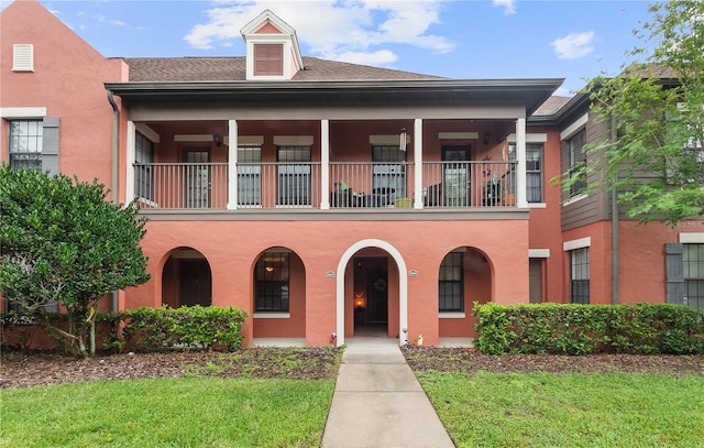 view of front of home featuring a front yard