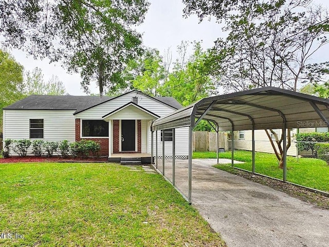 view of front of home featuring a front yard and a carport