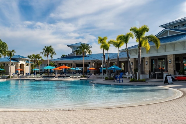 view of swimming pool