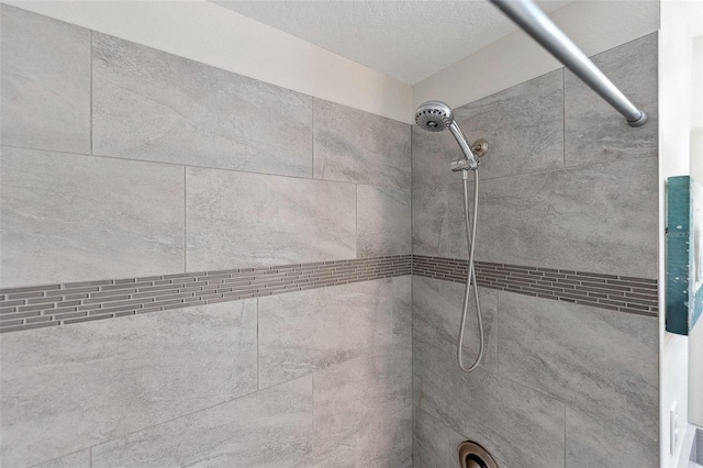 room details featuring a tile shower