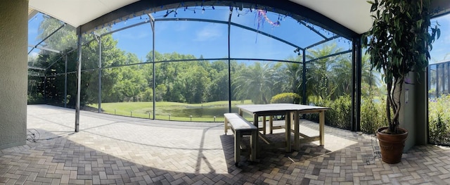 sunroom with vaulted ceiling