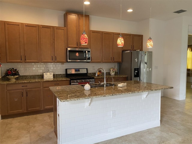 2410 Datura Loop, Saint Cloud, FL 34772 - kitchen featuring appliances with stainless steel finishes, a sink, backsplash, a kitchen bar, and recessed lighting