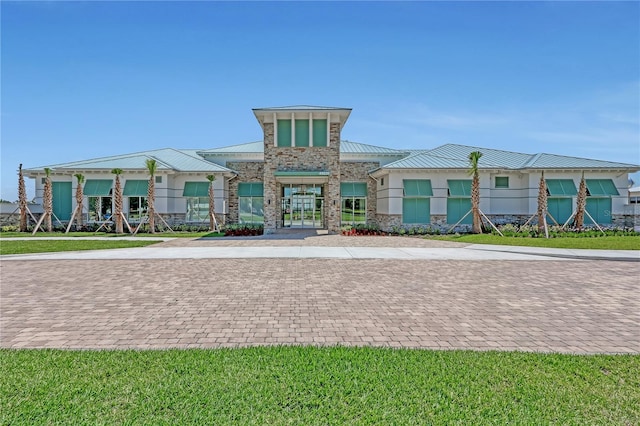 view of front of home with a front lawn