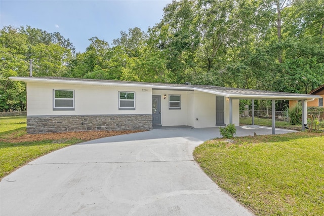 single story home with a front lawn