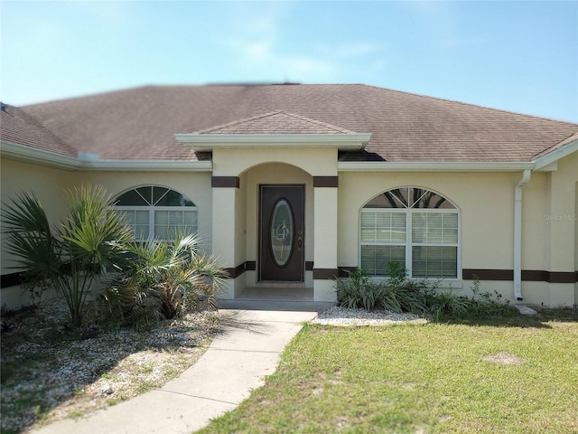 view of front of property with a front lawn