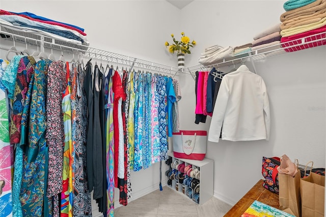 walk in closet with tile flooring