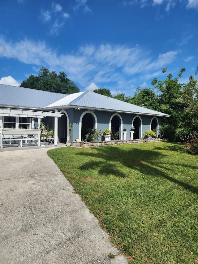 single story home with a front yard