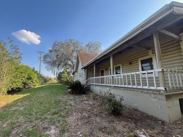 view of side of property featuring a lawn