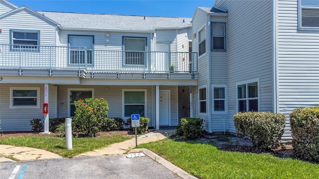 townhome / multi-family property featuring a balcony