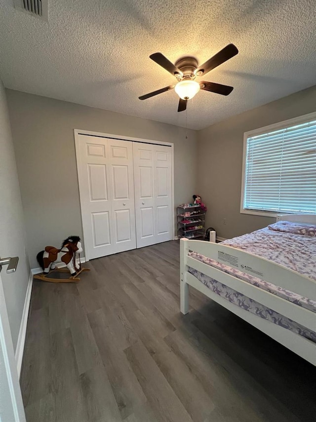 bedroom featuring a textured ceiling, ceiling fan, and wood-type flooring