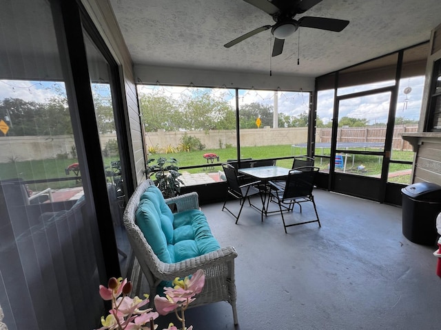 sunroom with ceiling fan