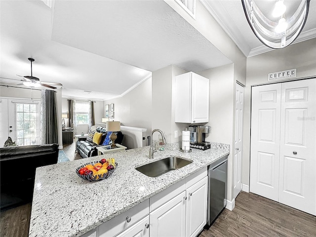 kitchen featuring crown molding, hardwood / wood-style floors, sink, dishwasher, and ceiling fan