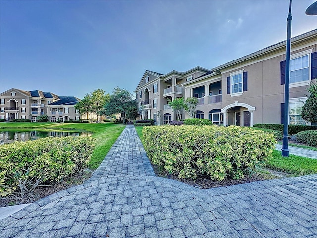 view of property's community featuring a yard