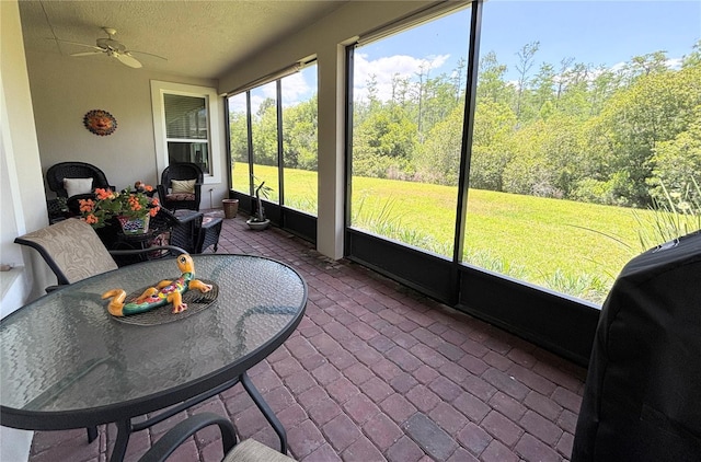 sunroom with ceiling fan