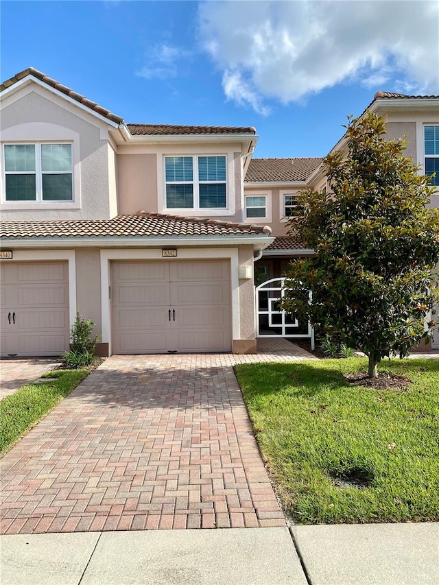 view of front facade featuring a garage