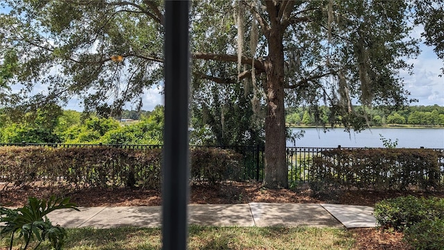 view of yard featuring a water view