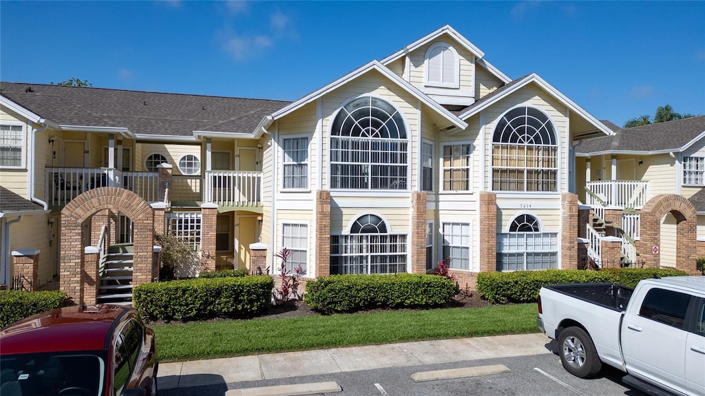 5014 Laguna Bay Cir Unit 108, Kissimmee, FL 34746 - view of property featuring a balcony