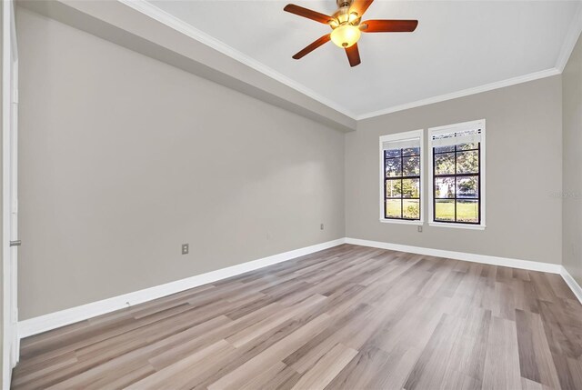 unfurnished room featuring light wood finished floors, baseboards, a ceiling fan, and ornamental molding