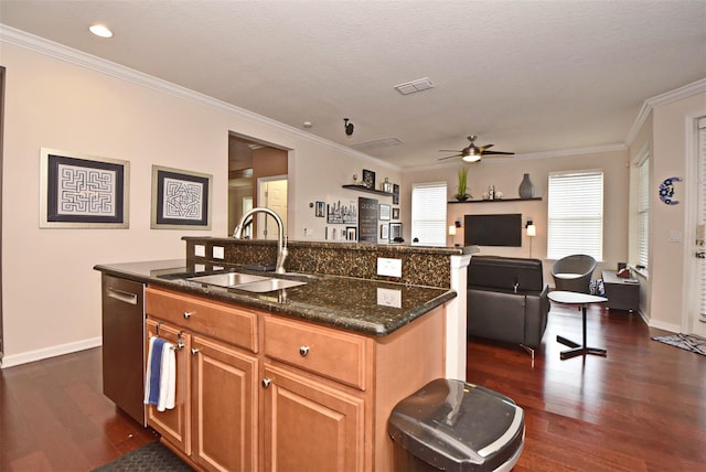 kitchen with ceiling fan, a kitchen island with sink, sink, dark hardwood / wood-style flooring, and ornamental molding